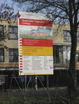905492 Afbeelding van het bouwbord 'Renovatie Trajectum College' bij het schoolgebouw (Vader Rijndreef 9) te Utrecht.